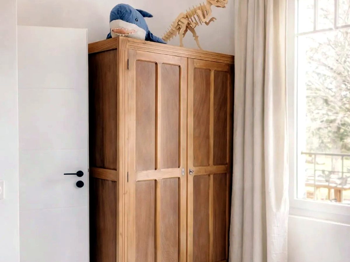 Chambre enfant avec armoire en chêne massif