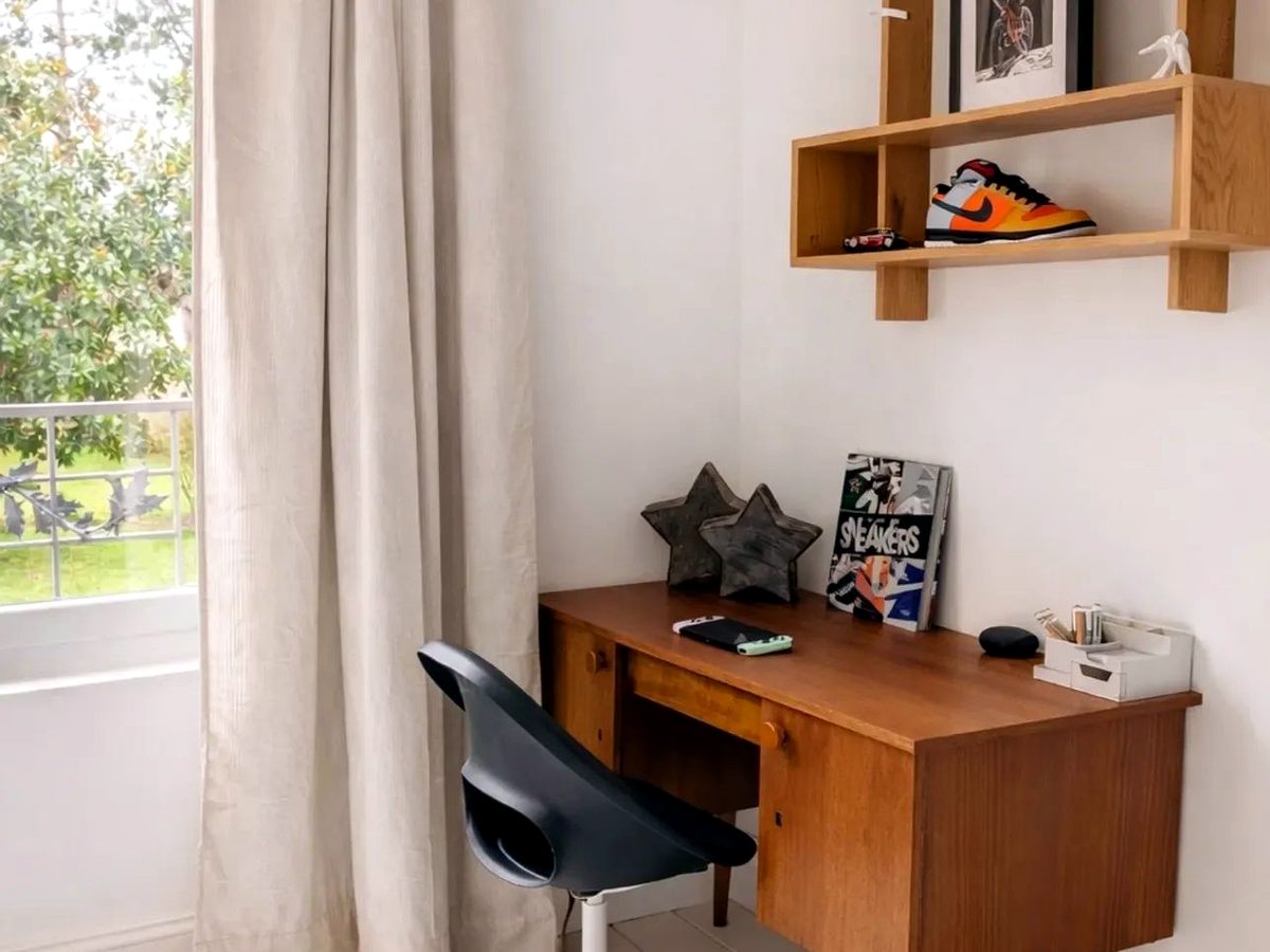 Chambre avec bureau vintage en teck et étagères en chêne