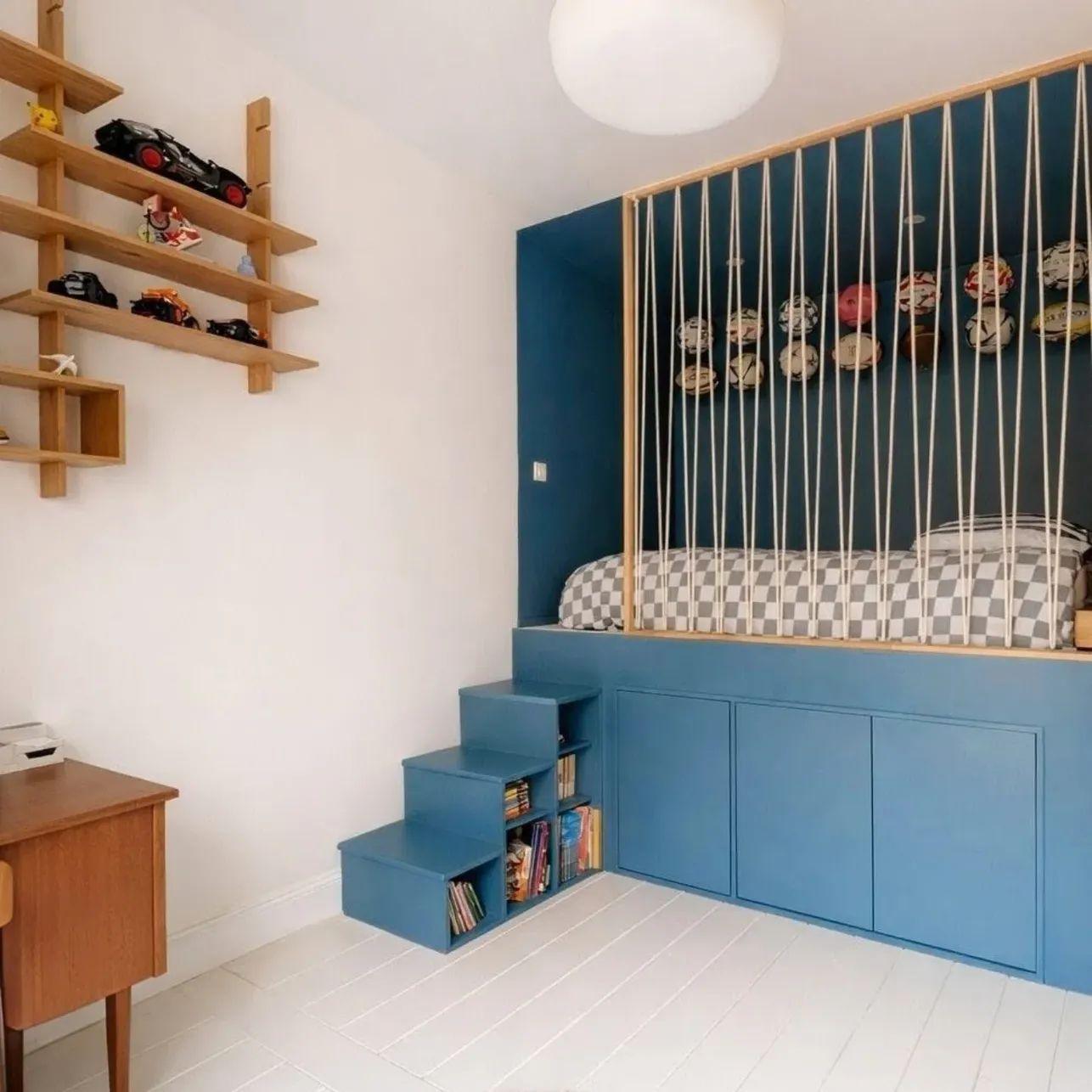 Chambre enfant avec meuble bleu et claustra bois