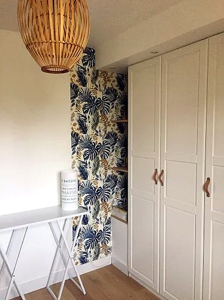 Chambre avec dressing blanc et papier peint feuillage
