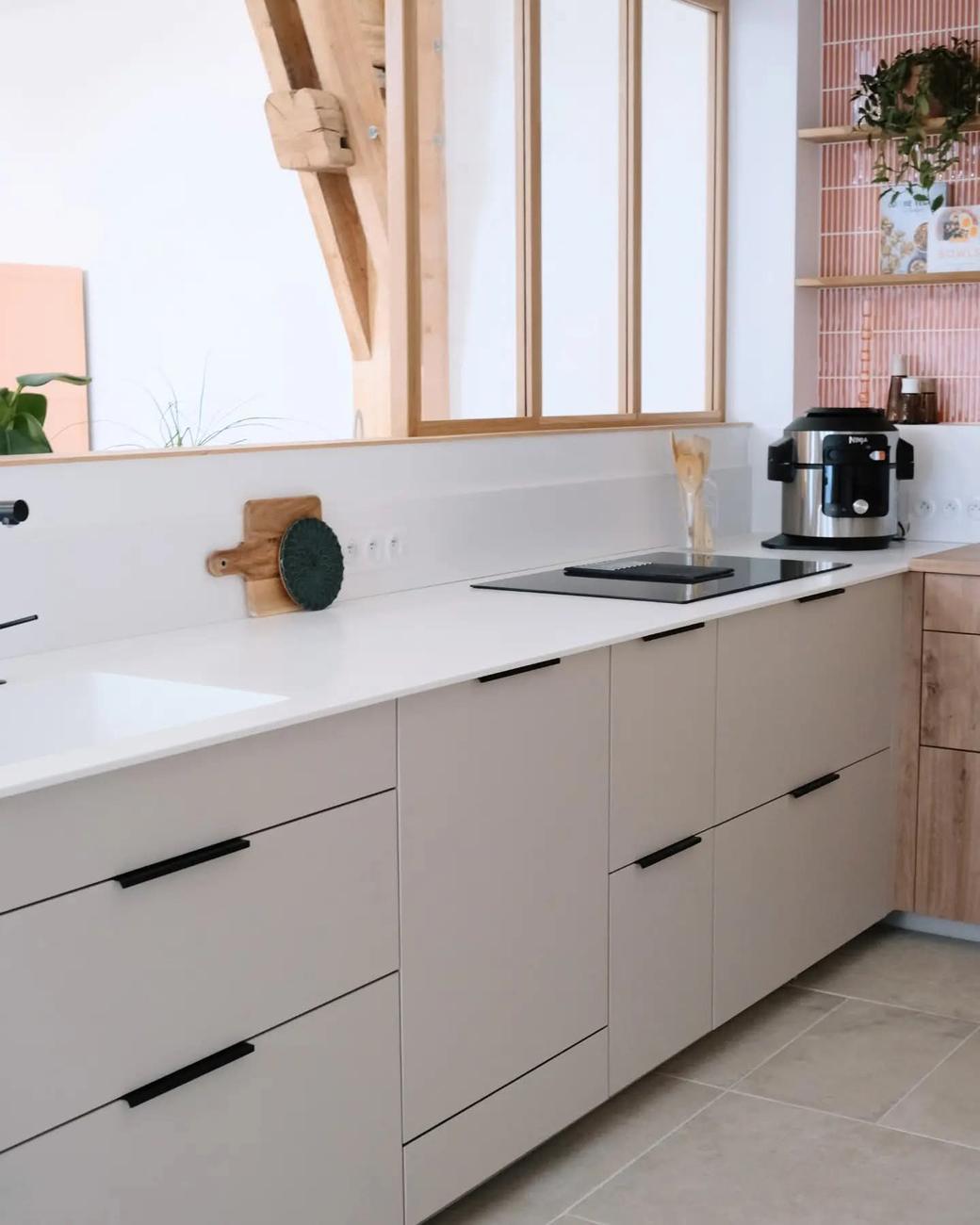Plan de travail cuisine avec façades mates et étagères bois