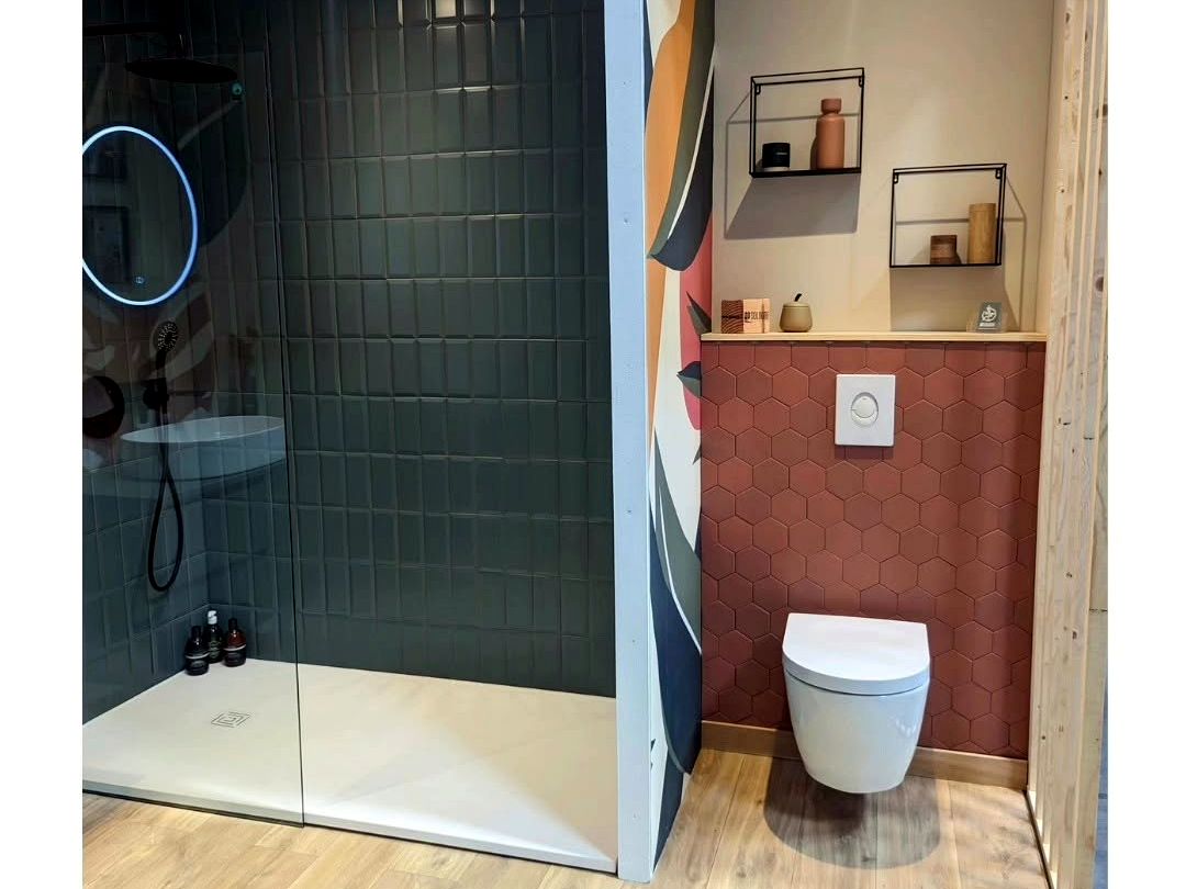 Douche à l’italienne carrelage vert et WC suspendu