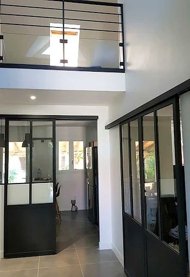Entrée avec verrière acier et mezzanine après rénovation