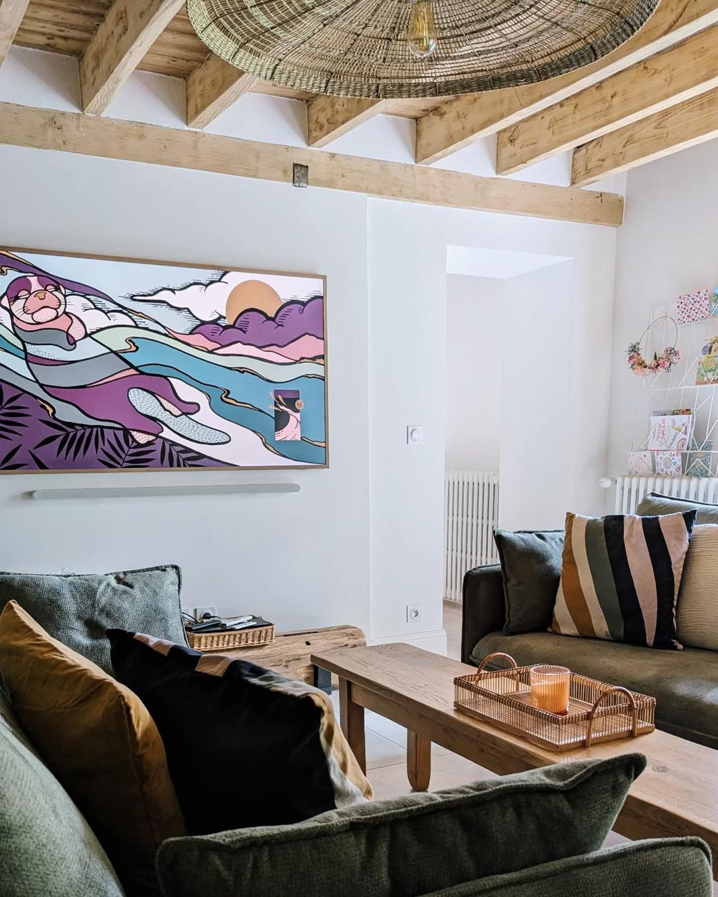 Salon rénové avec poutres apparentes, canapés et décoration soignée