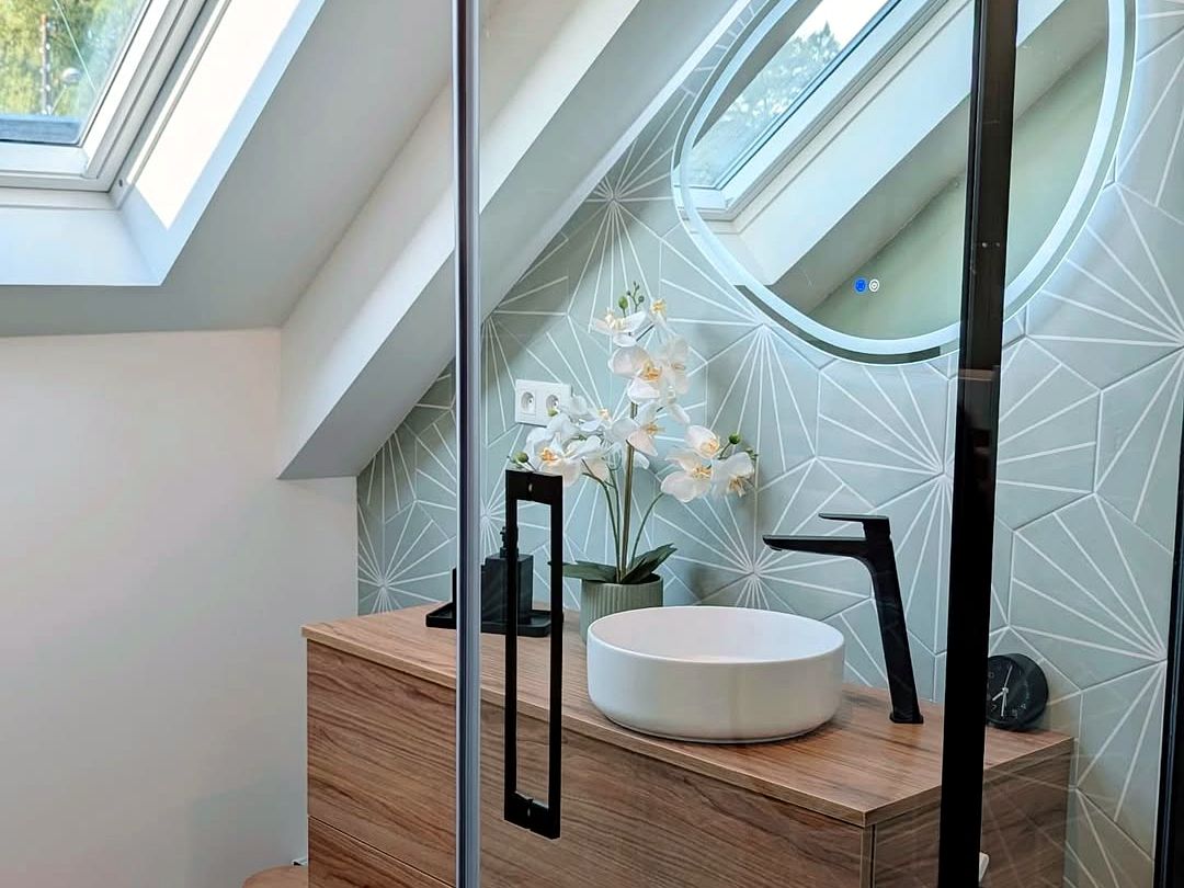 Salle de bains mansardée avec carrelage hexagonal vert d’eau